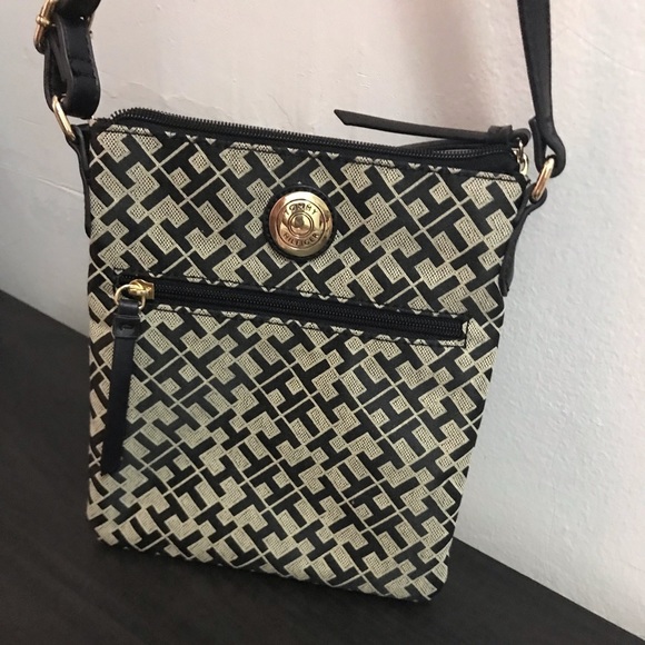 ❌SOLD❌Tommy Hilfiger Crossbody - Picture 1 of 4